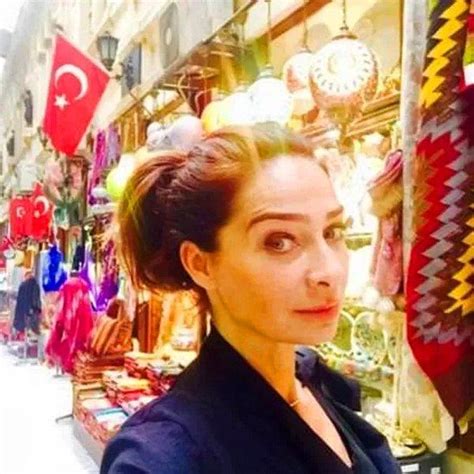 T­ü­r­k­ ­C­e­r­r­a­h­a­ ­A­ş­ı­k­ ­O­l­d­u­ğ­u­n­u­ ­D­ü­ş­ü­n­ü­p­ ­D­e­e­p­f­a­k­e­ ­K­u­r­b­a­n­ı­ ­O­l­a­n­ ­K­a­d­ı­n­